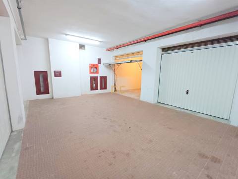 Garagem para venda nas Abadias!