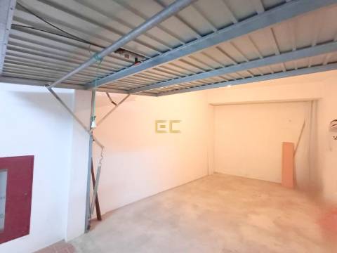 Garagem para venda nas Abadias!