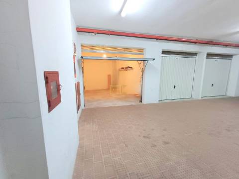 Garagem para venda nas Abadias!