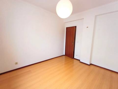 Apartamento T2, com garagem- Alto do Forno!