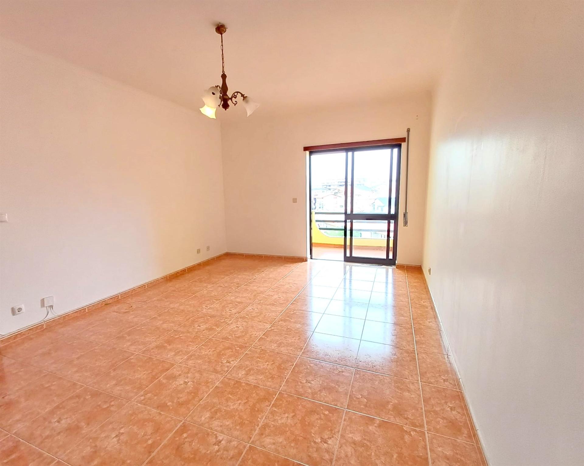 Apartamento T2, com garagem- Alto do Forno!