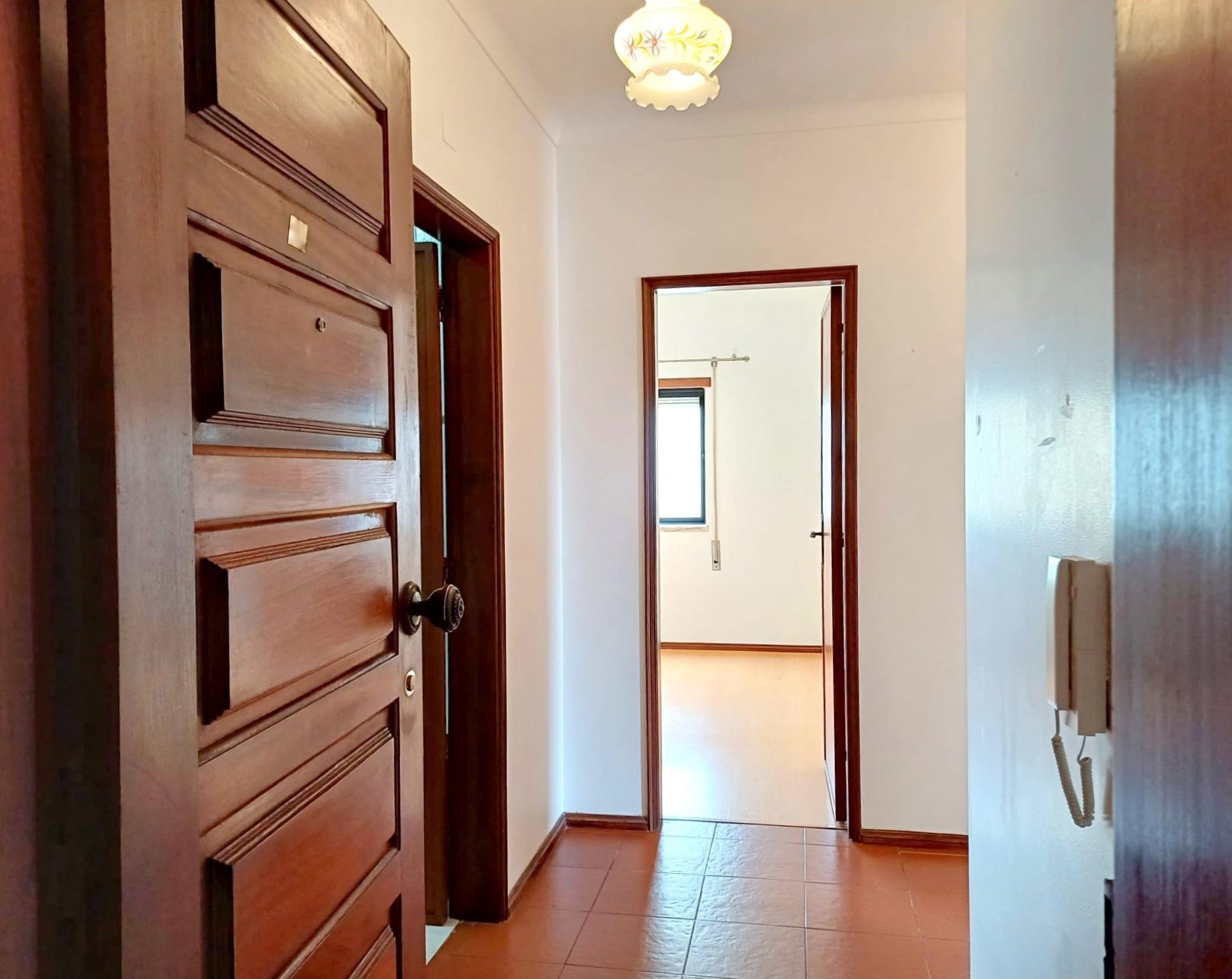 Apartamento T2, com garagem- Alto do Forno!