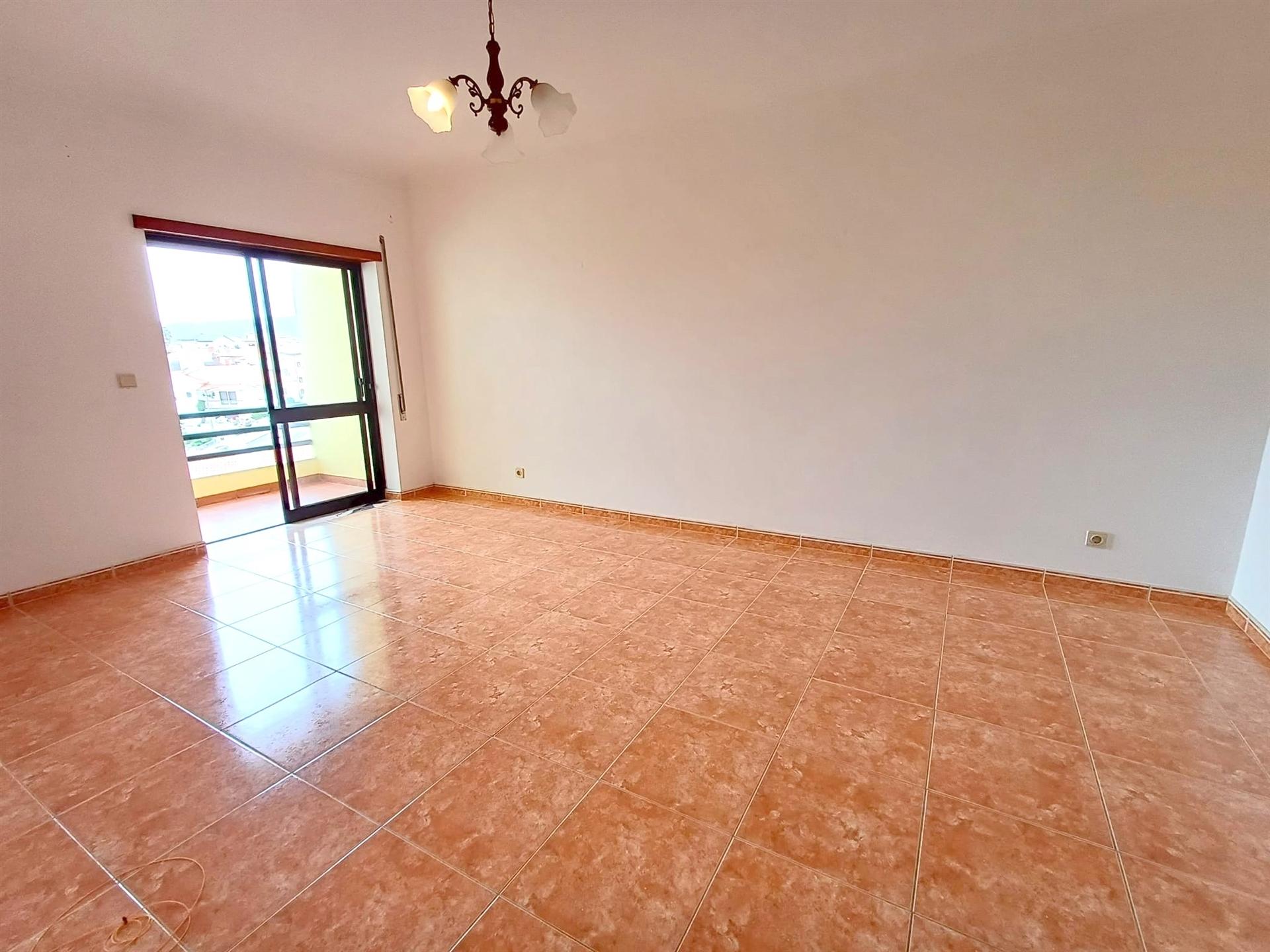 Apartamento T2, com garagem- Alto do Forno!