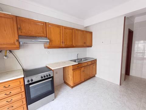 Apartamento T2, com garagem- Alto do Forno!