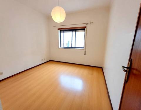 Apartamento T2, com garagem- Alto do Forno!