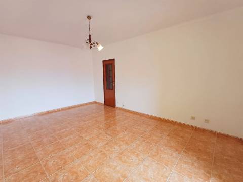 Apartamento T2, com garagem- Alto do Forno!