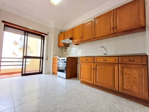 Apartamento T2, com garagem- Alto do Forno!