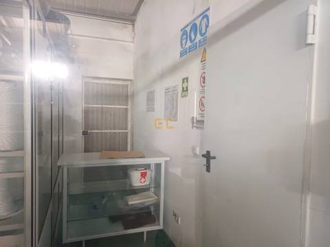 Armazém comercial com Negócio em Funcionamento – Cadima (Cantanhede)