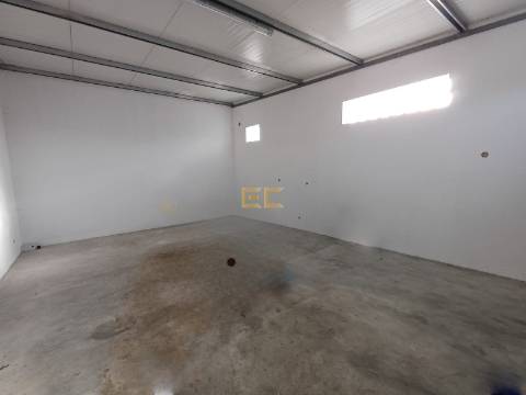 Armazém comercial com Negócio em Funcionamento – Cadima (Cantanhede)