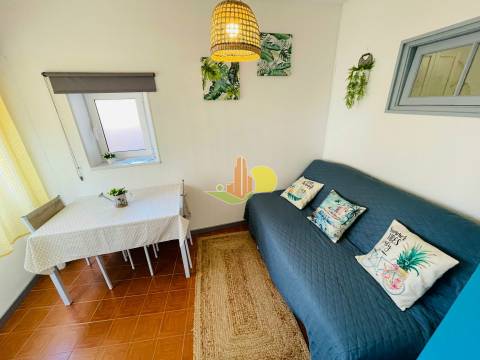 Junto à praia. Prédio c/ dois apartamentos...