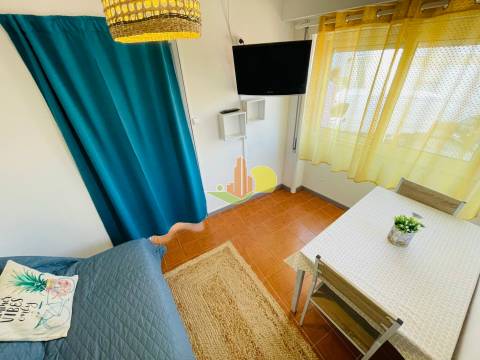 Junto à praia. Prédio c/ dois apartamentos...