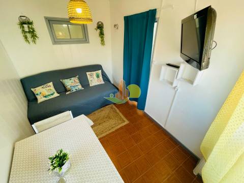 Junto à praia. Prédio c/ dois apartamentos...