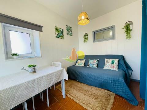 Junto à praia. Prédio c/ dois apartamentos...