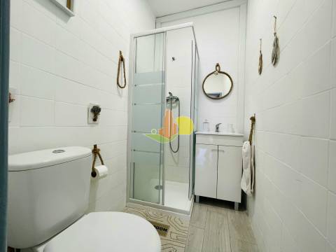 Junto à praia. Prédio c/ dois apartamentos...