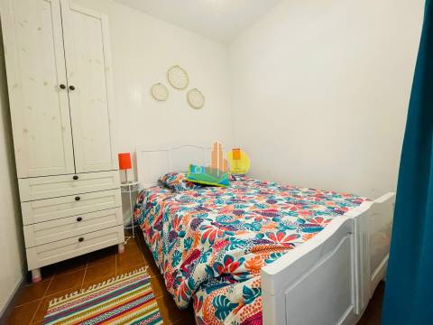 Junto à praia. Prédio c/ dois apartamentos...