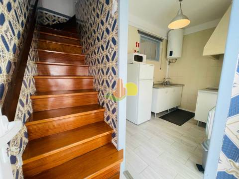 Junto à praia. Prédio c/ dois apartamentos...