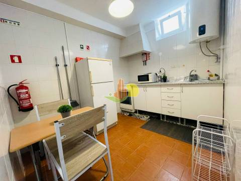 Junto à praia. Prédio c/ dois apartamentos...