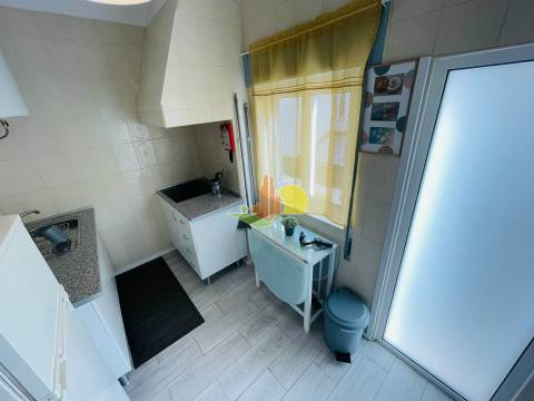 Junto à praia. Prédio c/ dois apartamentos...