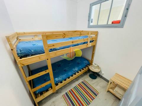 Junto à praia. Prédio c/ dois apartamentos...