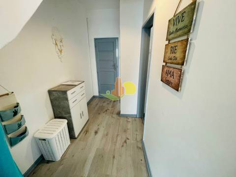 Junto à praia. Prédio c/ dois apartamentos...