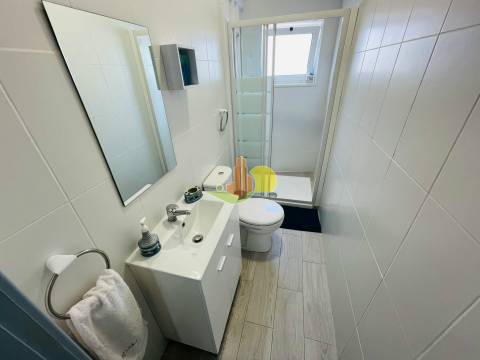 Junto à praia. Prédio c/ dois apartamentos...