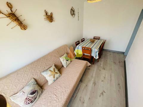 Junto à praia. Prédio c/ dois apartamentos...