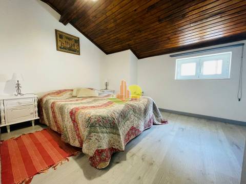 Junto à praia. Prédio c/ dois apartamentos...