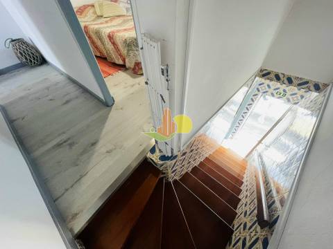 Junto à praia. Prédio c/ dois apartamentos...