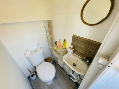 Junto à praia. Prédio c/ dois apartamentos...