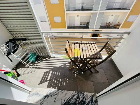 T2 c/ Garagem - Condomínio c/ Piscina