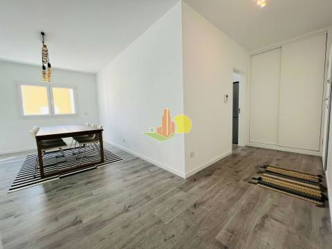 T2 c/ Garagem - Condomínio c/ Piscina