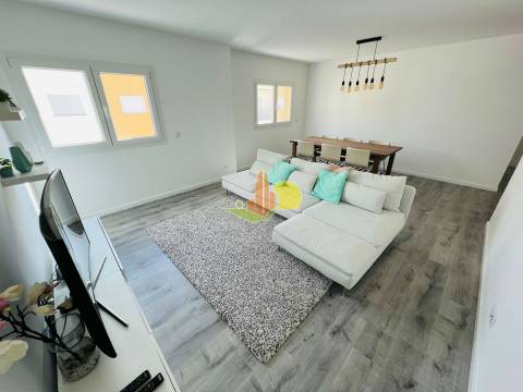 T2 c/ Garagem - Condomínio c/ Piscina