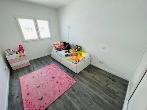 T2 c/ Garagem - Condomínio c/ Piscina