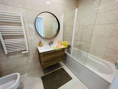 T2 c/ Garagem - Condomínio c/ Piscina