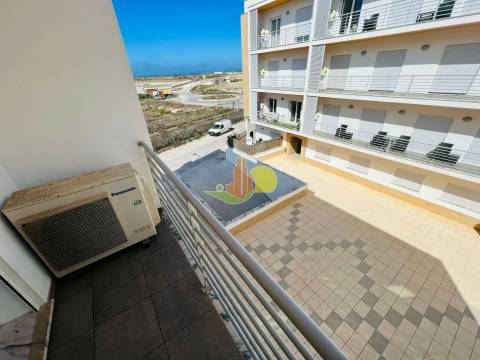 T2 c/ Garagem - Condomínio c/ Piscina