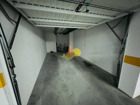 T2 c/ Garagem - Condomínio c/ Piscina