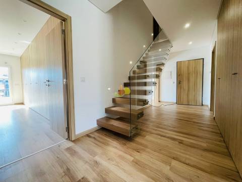 T3+2 Duplex com terraço privativo