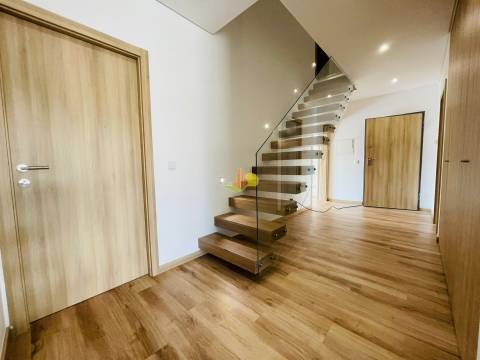 T3+2 Duplex com terraço privativo