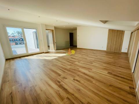 T3+2 Duplex com terraço privativo