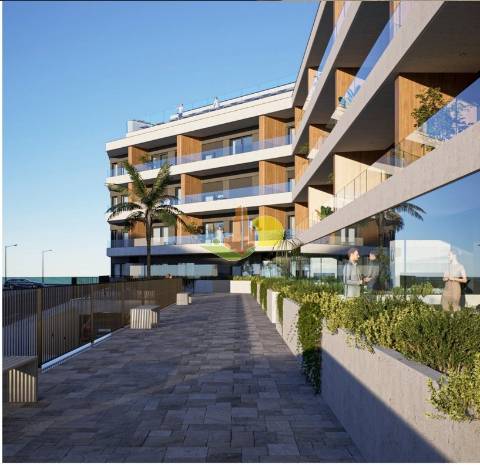 Novo, luxo à beira mar...