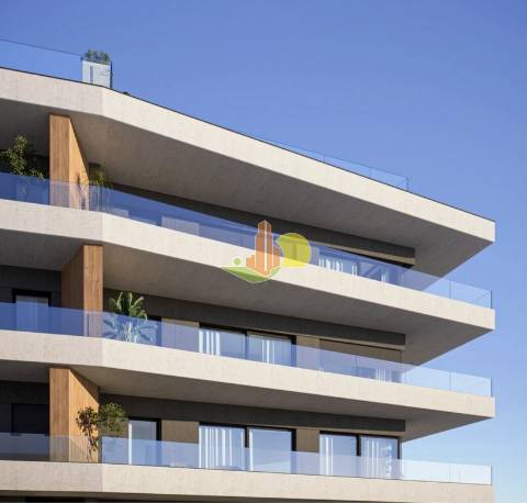 Novo, luxo à beira mar...