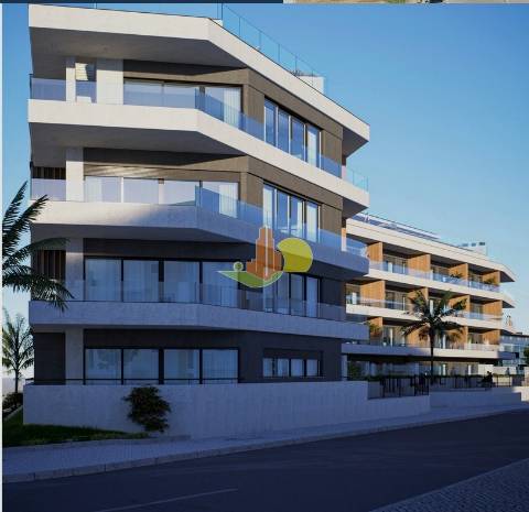 Novo, luxo à beira mar...