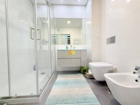 T4+1 Duplex com garagem dupla e terraço privativo