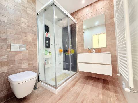 T4+1 Duplex com garagem dupla e terraço privativo