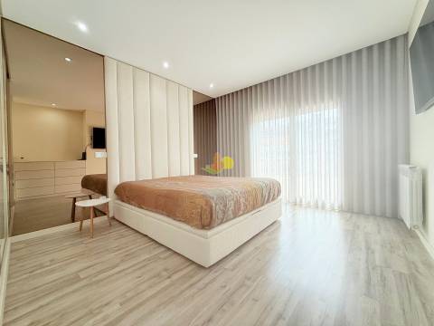 T4+1 Duplex com garagem dupla e terraço privativo