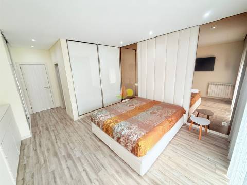 T4+1 Duplex com garagem dupla e terraço privativo