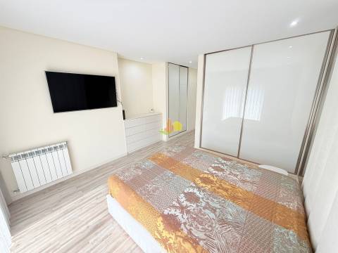 T4+1 Duplex com garagem dupla e terraço privativo