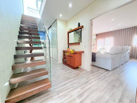 T4+1 Duplex com garagem dupla e terraço privativo