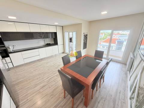 T4+1 Duplex com garagem dupla e terraço privativo