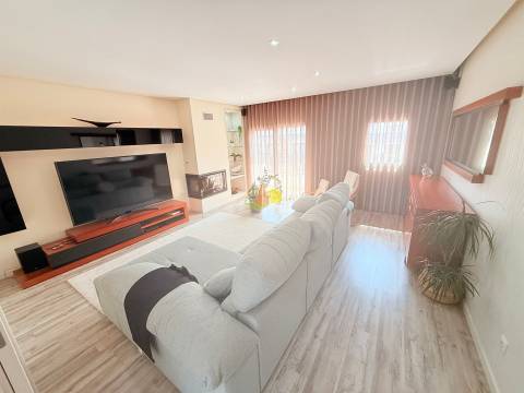 T4+1 Duplex com garagem dupla e terraço privativo